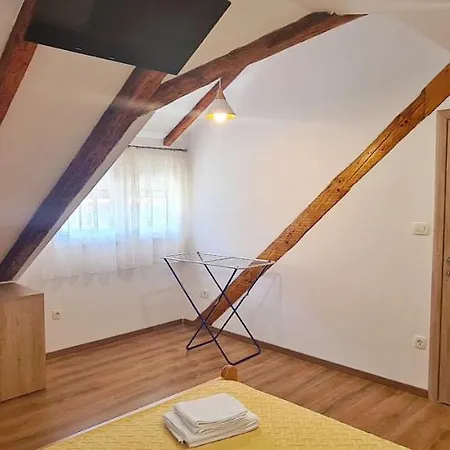 Attic Near Centre Daire *
